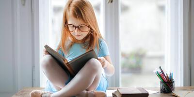 Meisje leest boek