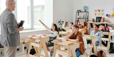 Leerkracht en leerlingen in een klaslokaal