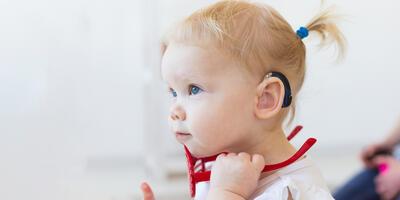 Kind met hoorapparaat