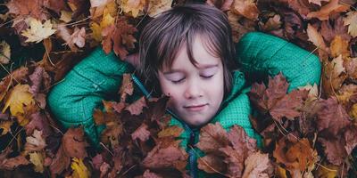 jongen liggend in bladeren