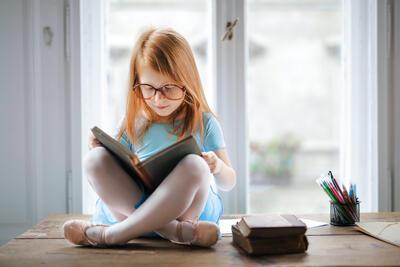 Schooltoeslag - Meisje leest boek