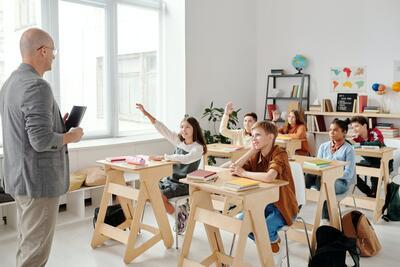 Leerkracht en leerlingen in een klaslokaal