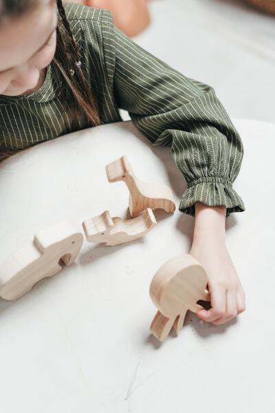 Meisje speelt met houten speelgoed