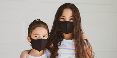 Twee meisjes met een mondmasker