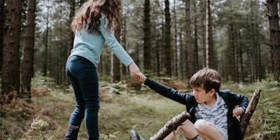 Twee kinderen spelen in bos